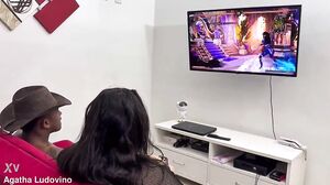 Agatha Ludovino - Meu amigo machista fodeu minha garganta ate eu vomitar e arregacou o meu cuzinho no pelo - 100% anal