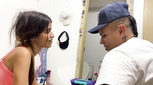Andrea1010 - Mientras mi hermanastra se arregla sus unas entro y la follo duro sin parar