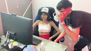 Andrea1010 - Sexi hermanastra le gusta comerse mi polla entera le encanta que me la folle en 4