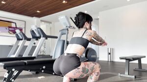 Awlivv - Works Out And Strangers Helps Stretch Her Afterwards