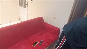 RenaTasurtada - Novinha sozinha recebe visita do maduro safado.