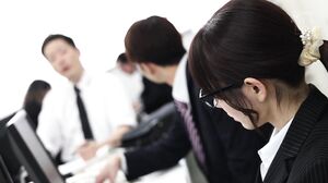 HMN-735 The secret side of a plain and quiet office lady. After work, she transforms into a night butterfly that everyone turns their heads to, and her colleagues don't know that she's devouring men wherever she goes. Girapaco BITCH Metamorphosis Creampie