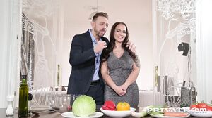 Cookery Show Host Jennifer Mendez Halts Filming To Take A DP Slamming On Set