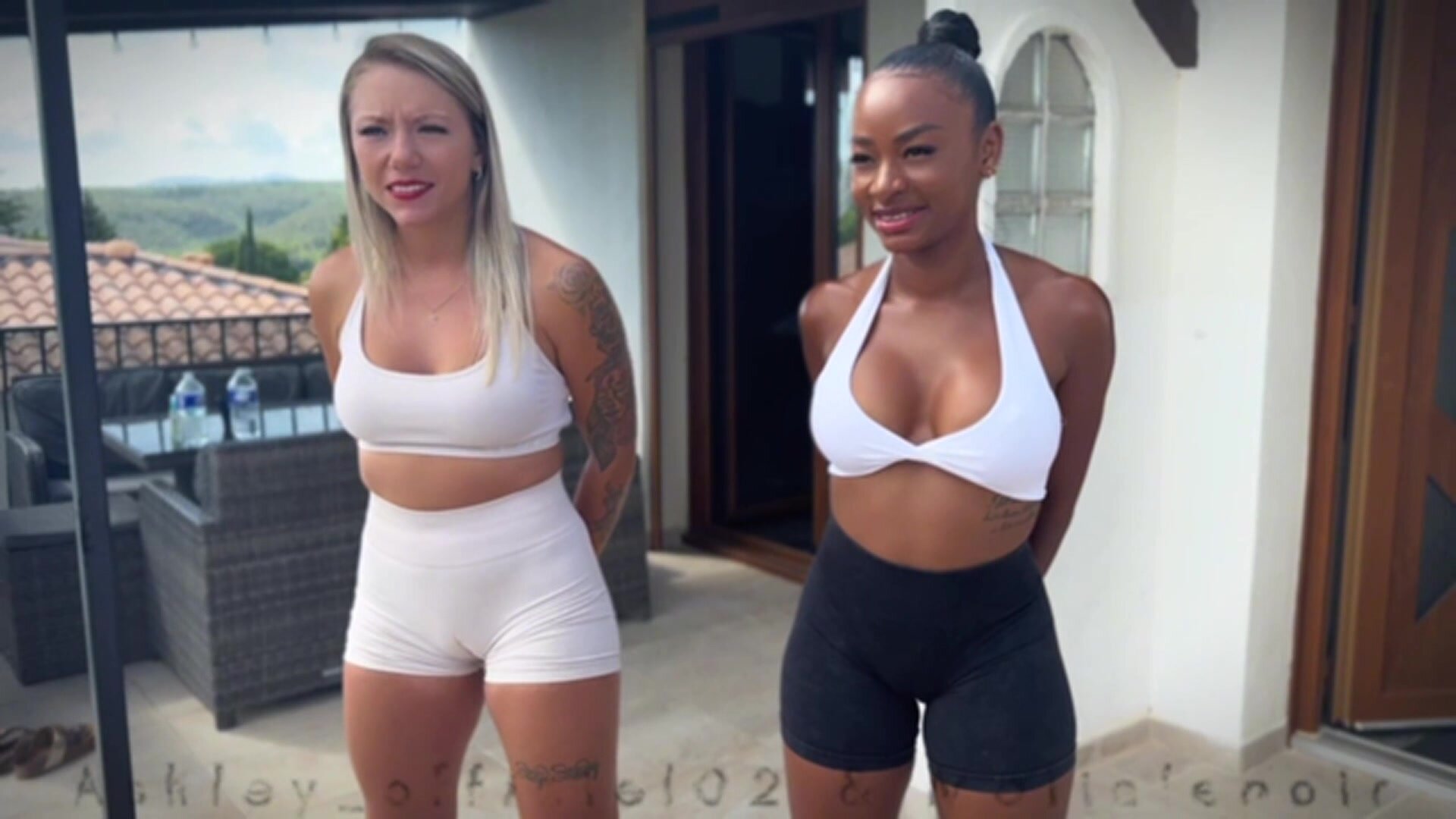 Malia Lenoir, Ashley & le Prof de Yoga