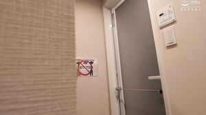 TENH-019 A video shared among friends flowers!? A perverted personal trainer secretly filmed people changing in a changing room with a shower! 28 people, 4 hours