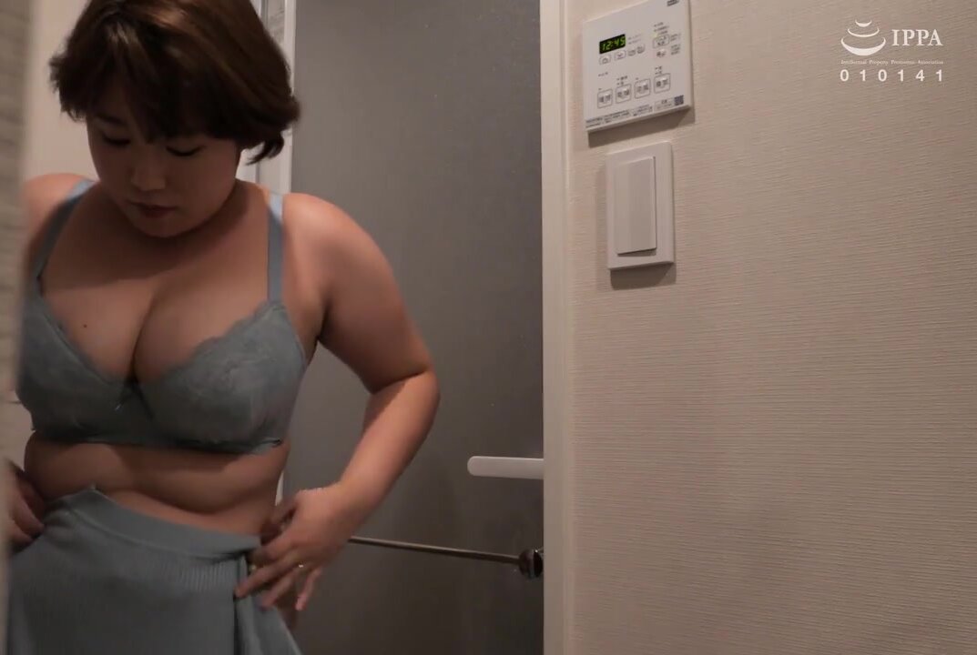 TENH-019 A video shared among friends flowers!? A perverted personal trainer secretly filmed people changing in a changing room with a shower! 28 people, 4 hours