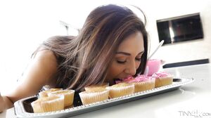 Cupcake Babe - Tiny 4K
