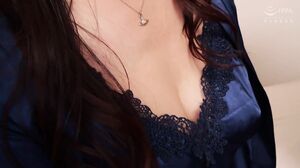 KSBJ-403 Reiko Kobayakawa, a married woman who was creampied in front of her husband and even flowers to give a cleaning blowjob