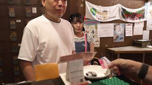 PIYO-225 Slutty girls deliberately make a strange man's penis erect and play with it at a public bath.