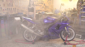 zoe doll follando en un taller