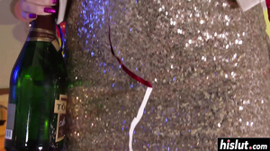 Antonya likes to please her cunt