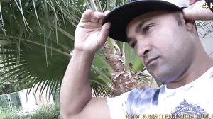 Elisa Sanches dance funk to tared and ends up taking in cuzinho