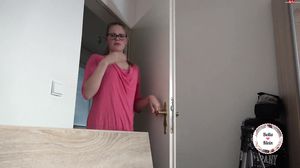 Bella-Klein - Mamas freund beim wixxen erwischt