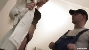 Beine Breit Und Fotze Auf Fur Den Kerl Vom Packetdienst