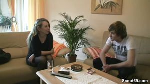 Mutti Hilft 18yr Jungspund Der Noch Jungfrau Ist Mit Fi