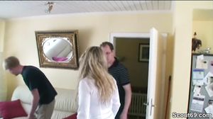 Mutter Fickt Ueberredet Zwei Freunde Der Tochter Zum Fi