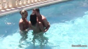 2 Geile Teeny Lassen Sich Von Fremden Im Urlaub Ficken