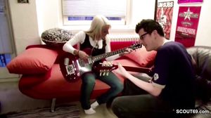 Musiklehrer Fickt Seine Geile Schuelerin Nach Dem Unter