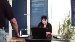 Das Treibt Mutti Wirklich Auf Arbeit Mit Ihrem Chef