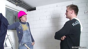 Teeny Handwerkerin Laesst Sich Vom Kunden Ficken