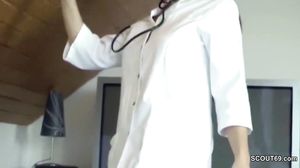 Geile Krankenschwester Hiflt Patienten Mit Einem Handjo