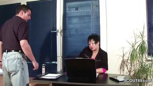 Mutti Treibt Es Richtig Heftig Auf Der Arbeit