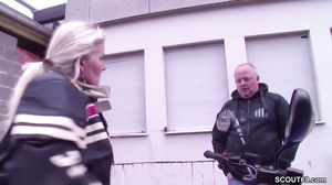 Biker Mutti Wird Durchgefickt Von Fremden Auf Ihrer Tou