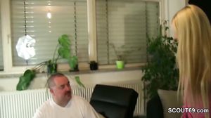 Dicker Typ Bestellt Sich Zierliche Junge Hure Und Fickt