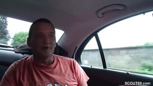 Milf Taxifahrerin Leasst Sich Von Kunden Im Auto Ficken