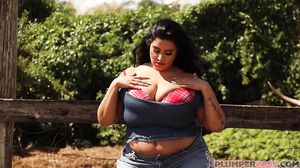 Sofía Rose - Beauty In The Barn