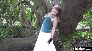 Solo babe fingers her cunt outdoors