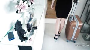 Lilu Moon spreads her moon