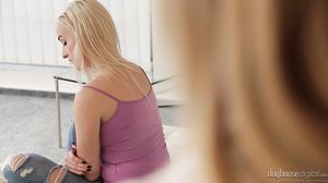 Blondes Toys - Daisy Lee - Lily Shine