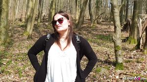 Studentin Holly Outdoor nach der Uni im Wald gefickt