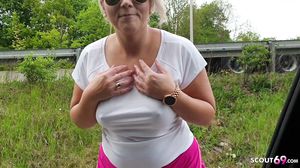 Anhalterin gibt ihm Blowjob im Auto zum Dank MILF Deutsch