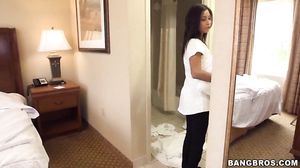 Jade Jantzen - Amateur maid gets fucked after cleaning in HD