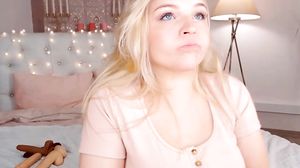 Blonde Babe Giving Pleasurable Cam Show