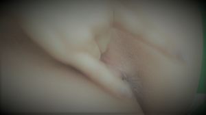 Thai Girl rubs and fingers tills she cums