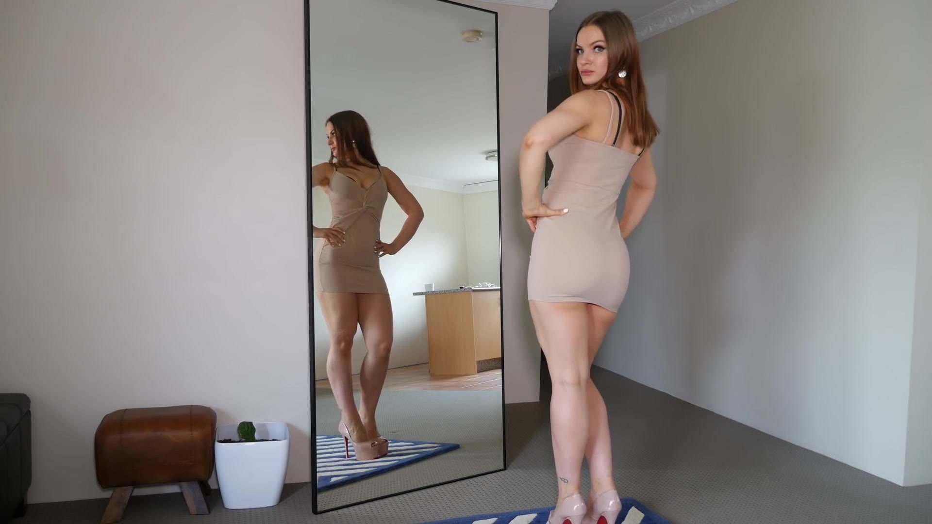 Model showing her ass in haul
