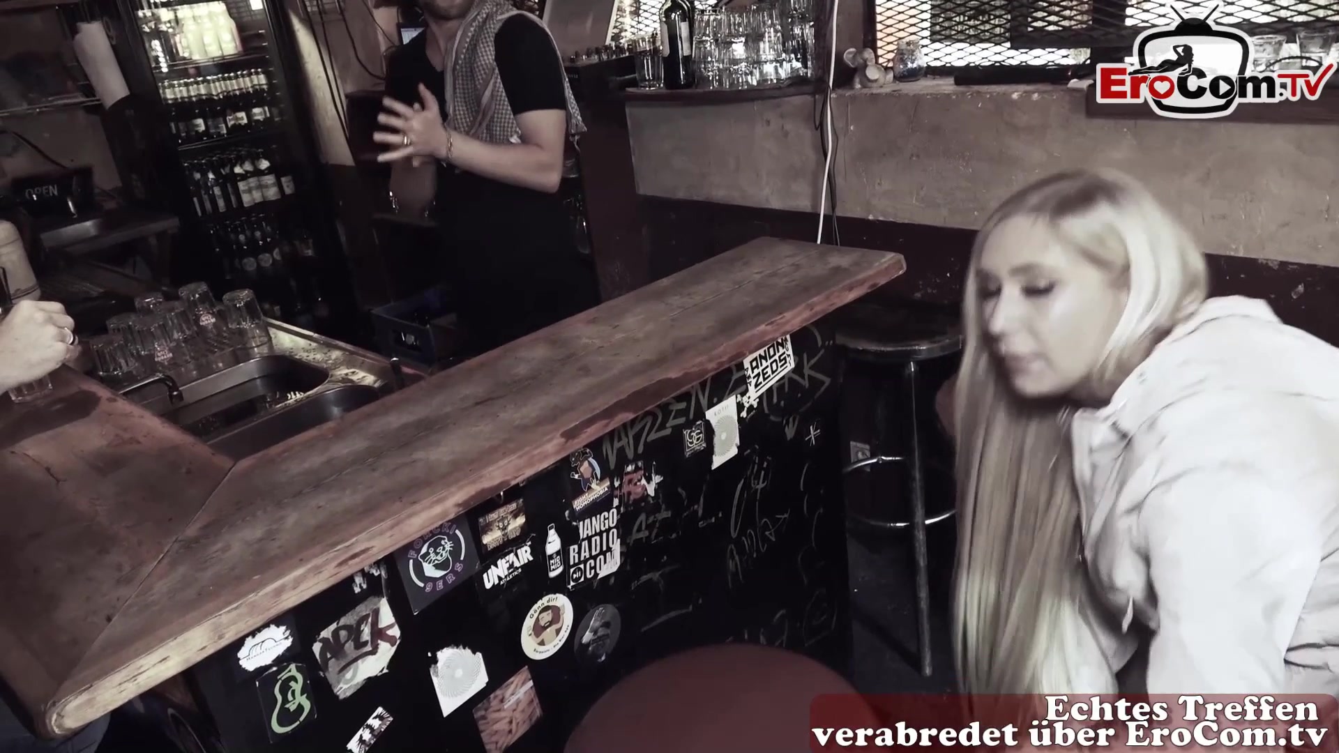 Deutsche Blondine in Bar gefickt mit Mund Cumshot