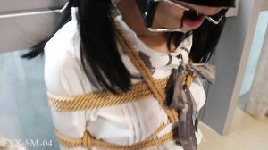 Fxx Sm 04 双马尾小萝莉 白丝 单腿吊缚 滴蜡 淋上充满爱意的液体 行李箱打包 谁来带走？ 1