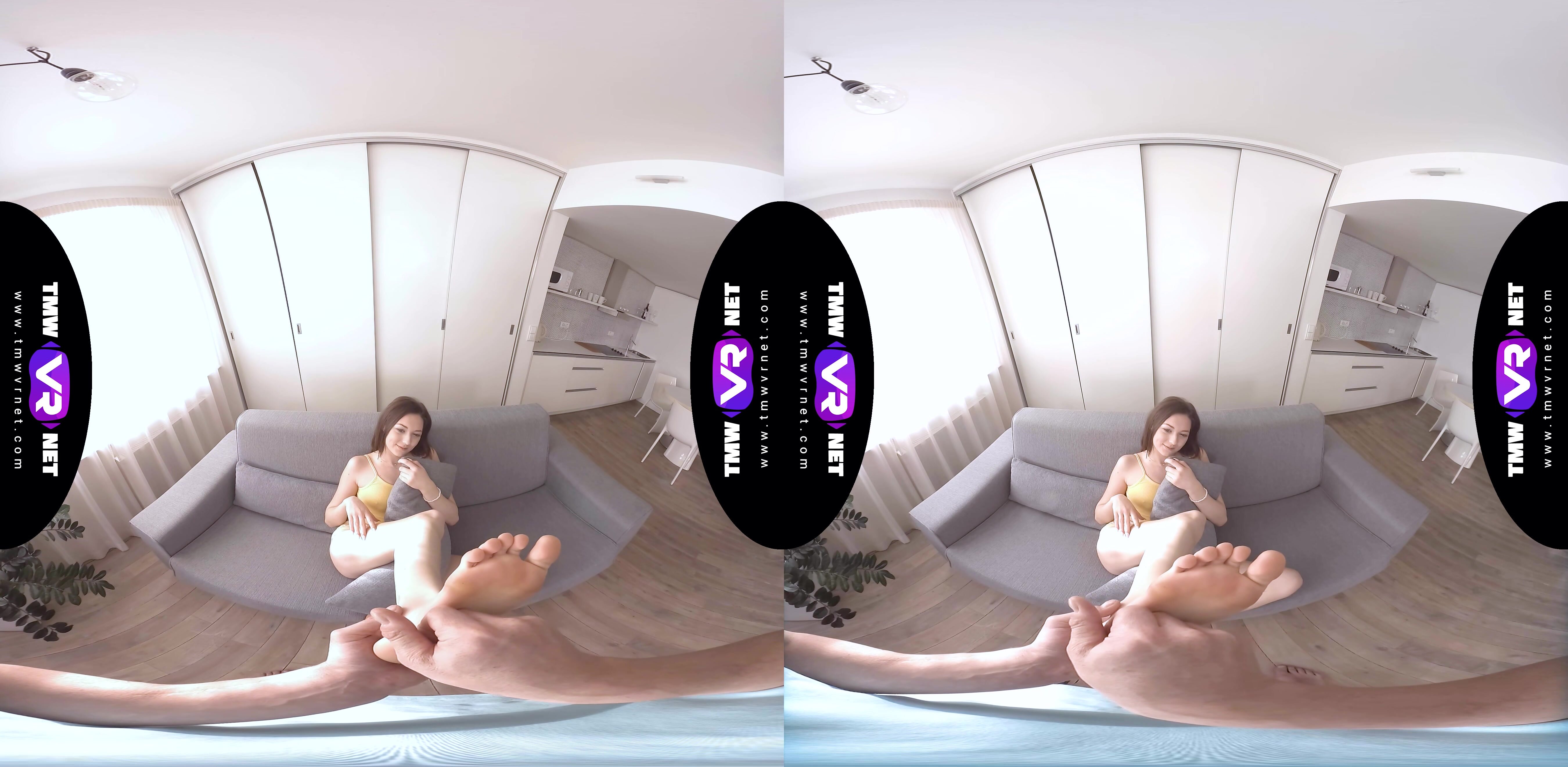 Isabella De Laa - Feet massage gives bright orgasms in 4K