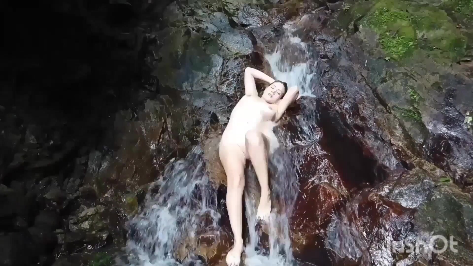 Sara Blonde - La Rubia Perdida En La Cascada Es Follada