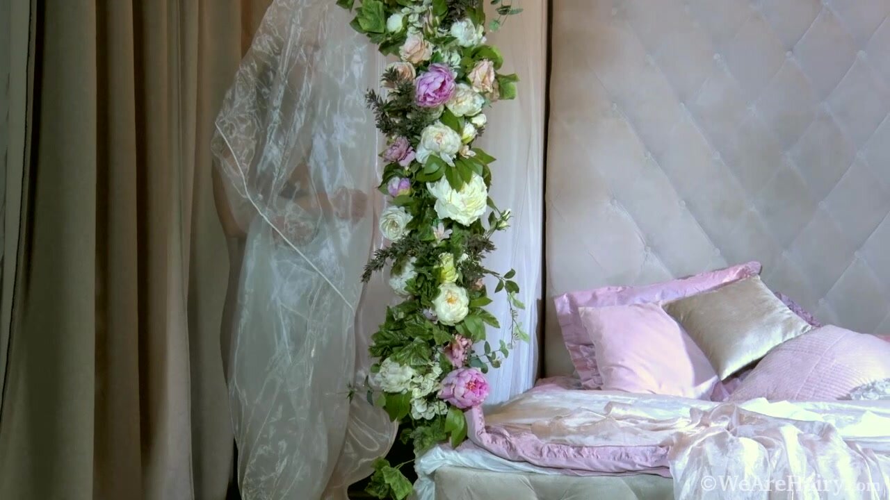 WeAreHairy - Dominique - Grey Dress Flower Bed