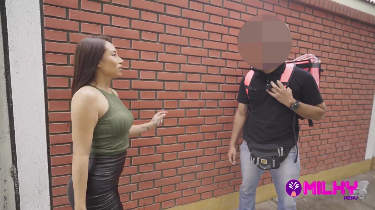 Peruana culona hace preguntas calientes en publico y termina follando con un desconocido