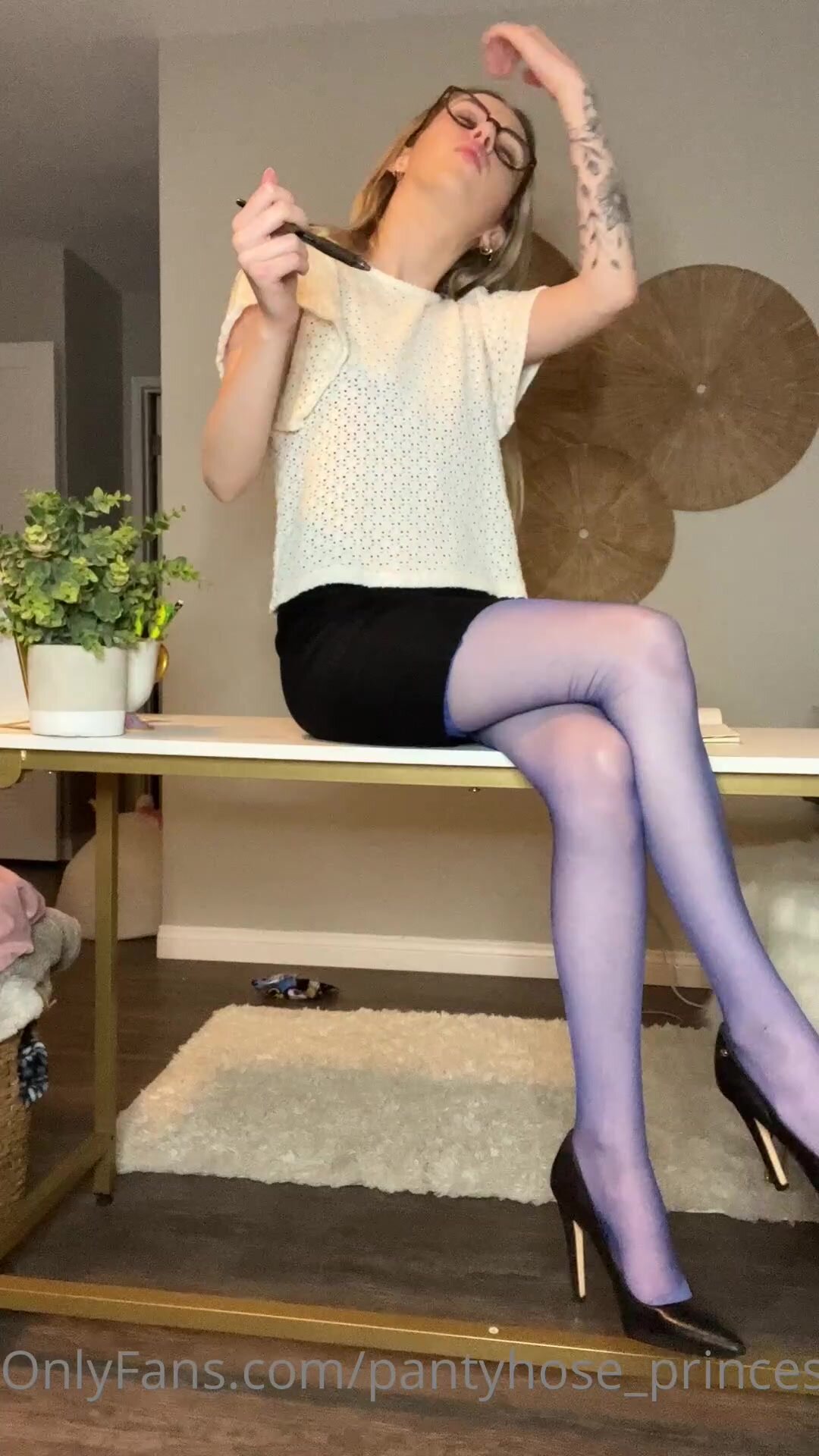 Blonde in stockings and heels dildo fucks herself