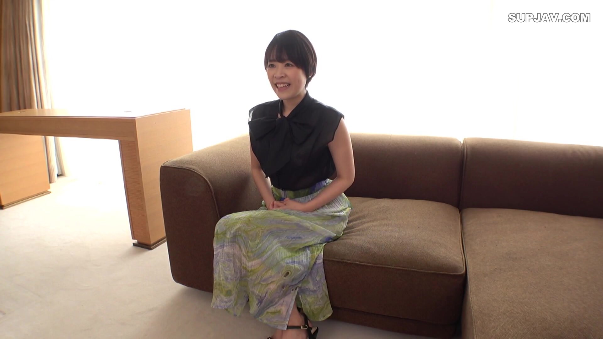 SIRO-4982 [First shot] A graceful salesperson with shor