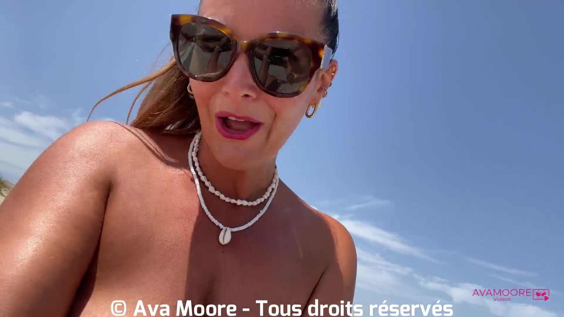 Ava-Moore - Bukkake Sur Une Plage Avec Des Inconnus Aux Couilles Pleines