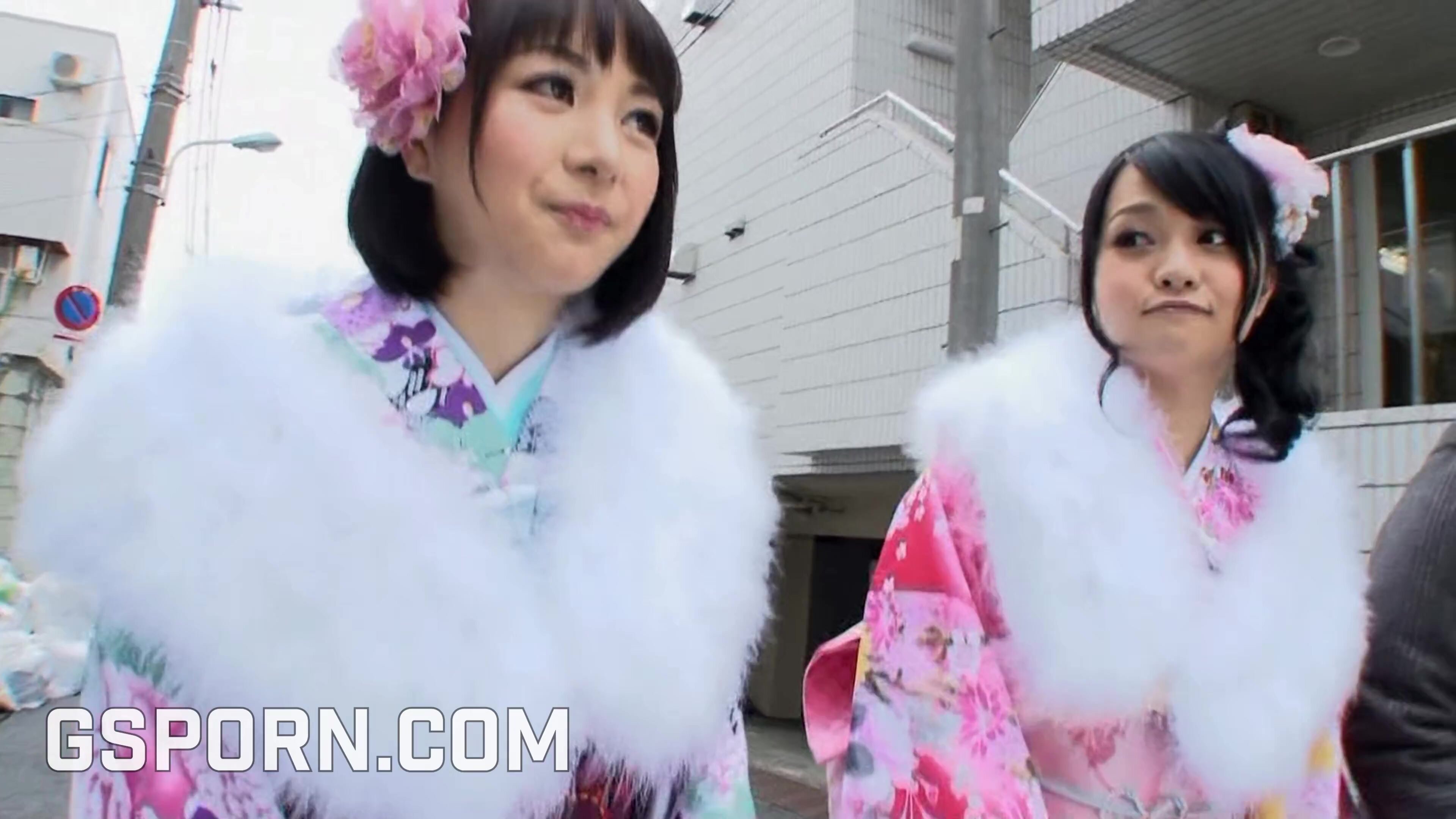 Go Sushi - Two hot classic japanese teens with kimono n