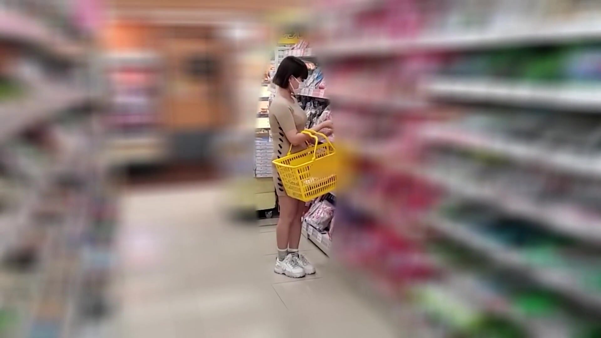 [Gonzo] A young wife shopping at a supermarket is found